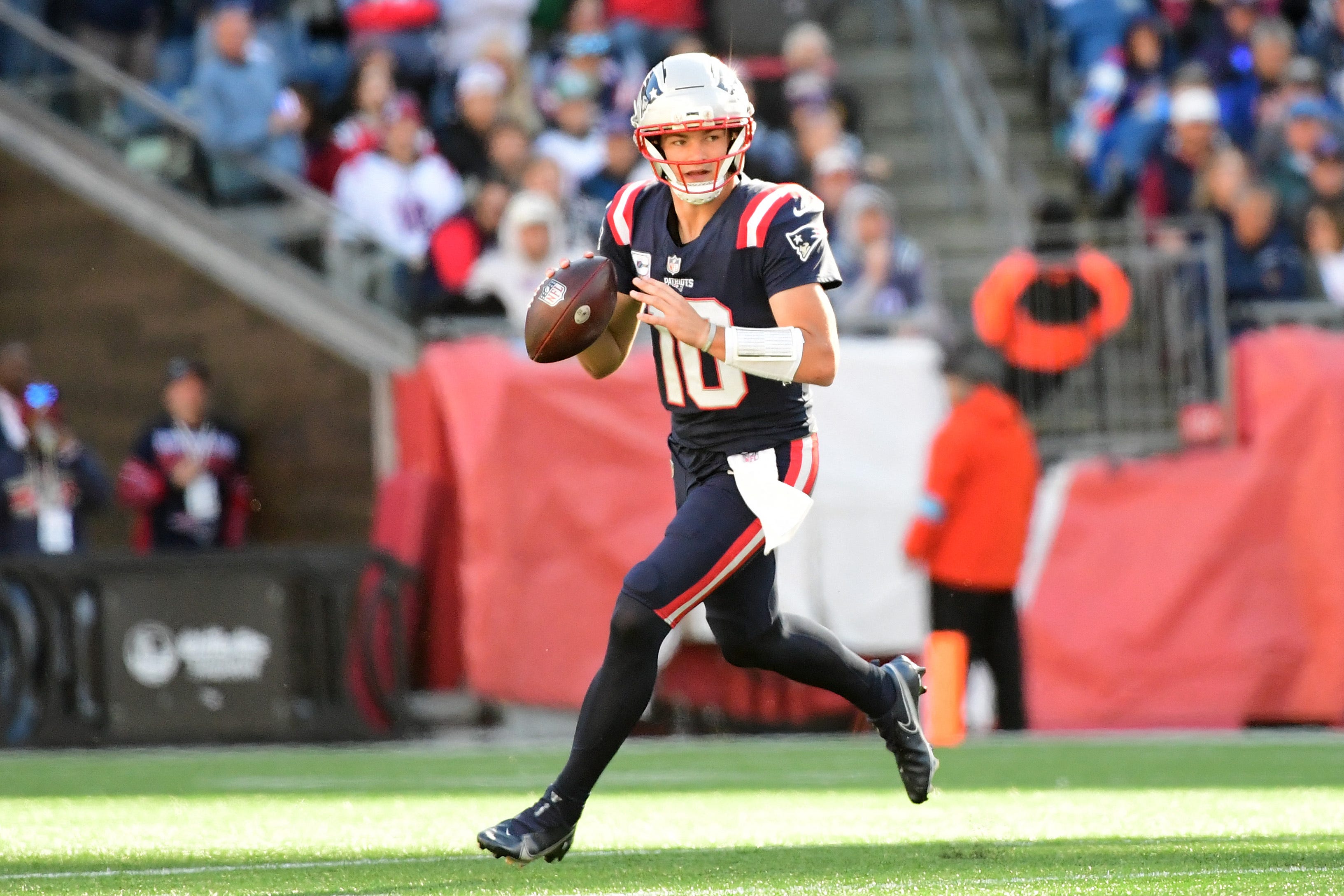 Drake Maye throws for another three scores in Week 6
