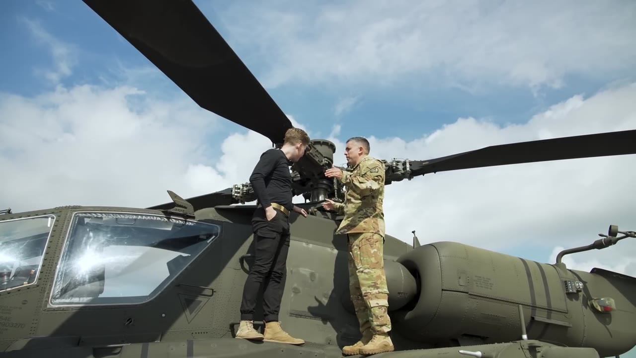 Watch the US AH-64 Apache fire its 30 mm cannon at 625 rounds per minute