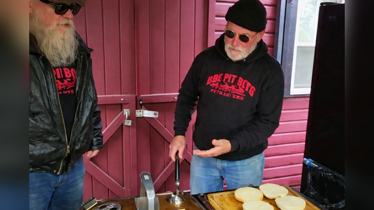 Slasher grills triple jalapeno popper burgers with pork and cheese (part 3)