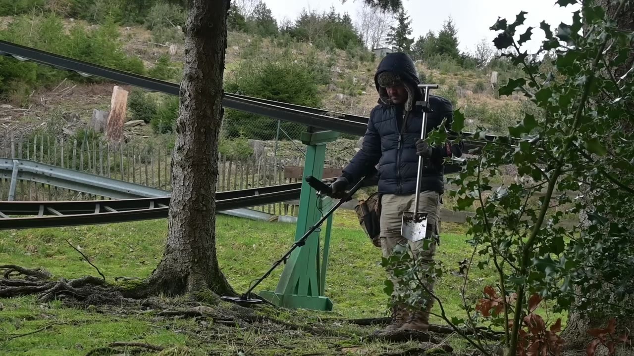 Schatzsuche unter einer Achterbahn: Metalldetektoren finden ...