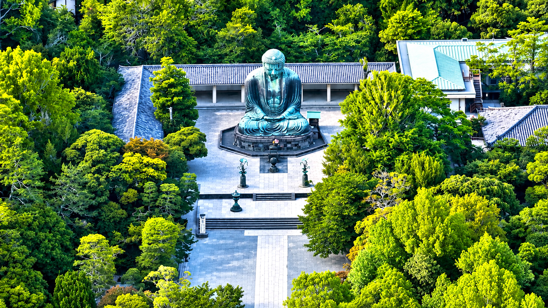 Un gigante Buda de bronce bajo el cielo abierto de Japón