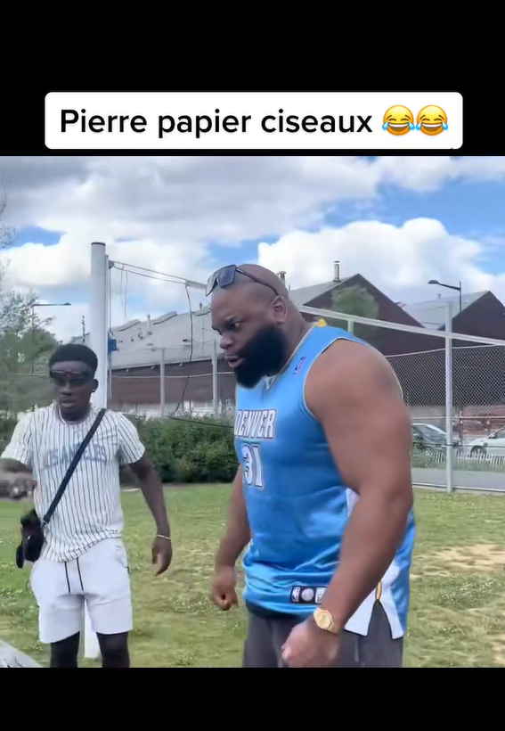 Pierre-papier-ciseaux entre amis pour décider qui gagne