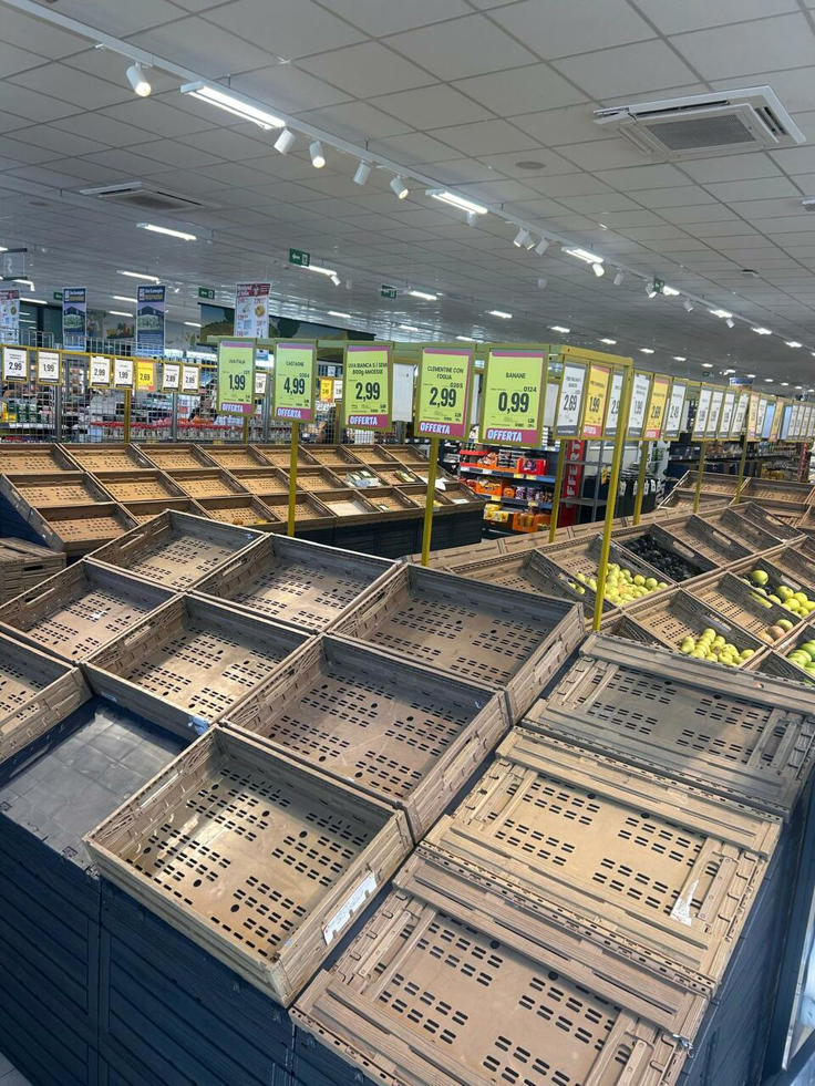 Supermercati vuoti e distributori di benzina a secco, cosa sta succedendo al Sud Italia? La protesta e il rischio rincari in tutta Italia