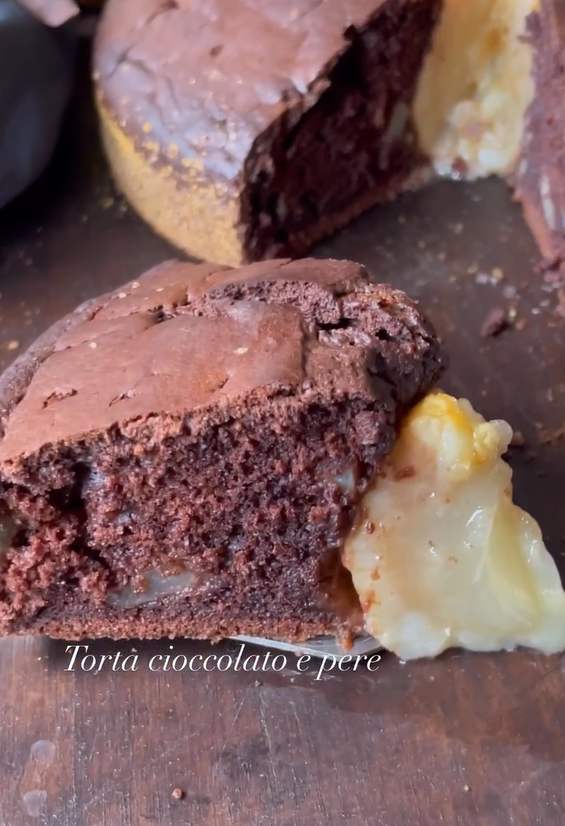 Torta al cioccolato e pere con pera intera al centro
