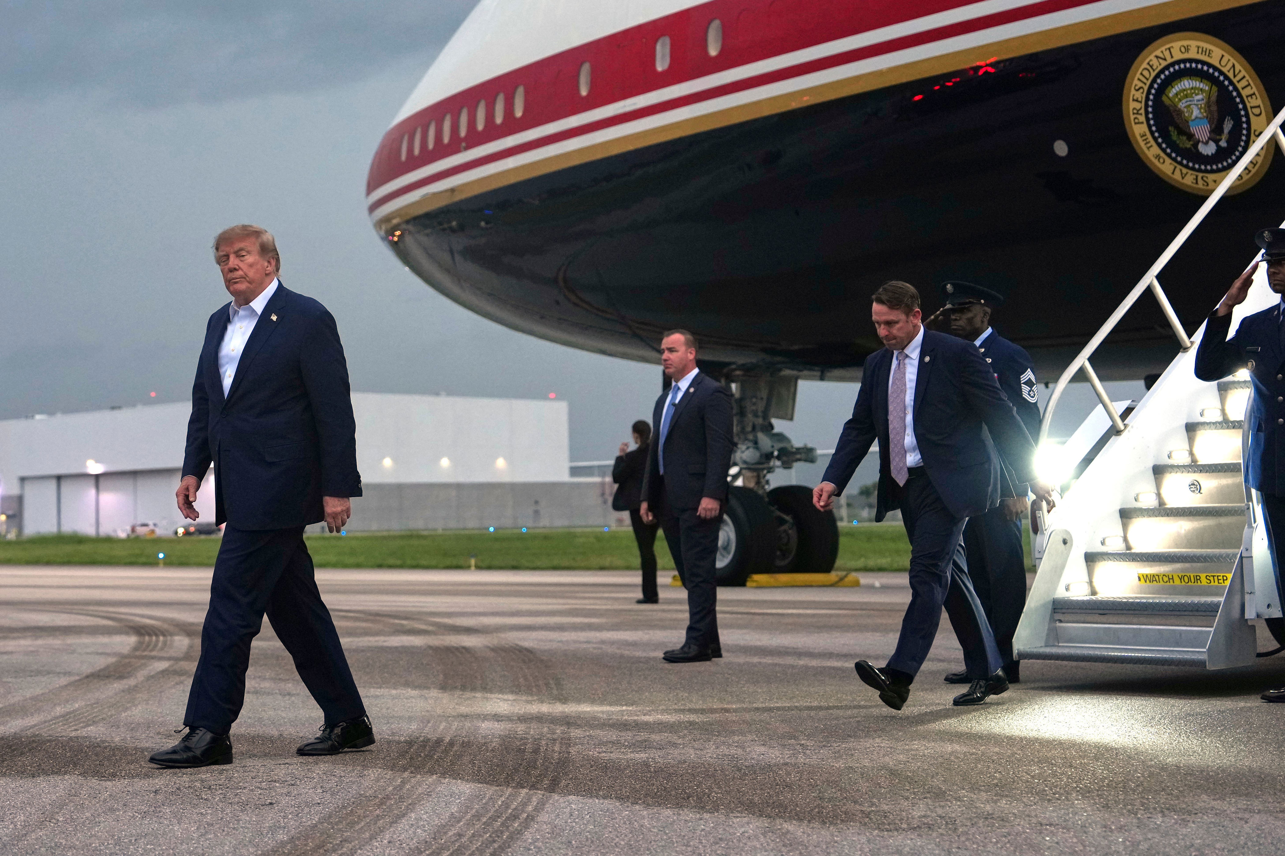 Before Trump's flight, a bomb threat is called in