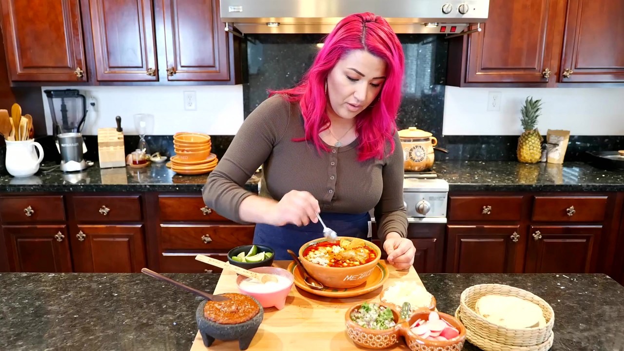 Stephanie makes Mexican pozole rojo de puerco step by step (part 4)