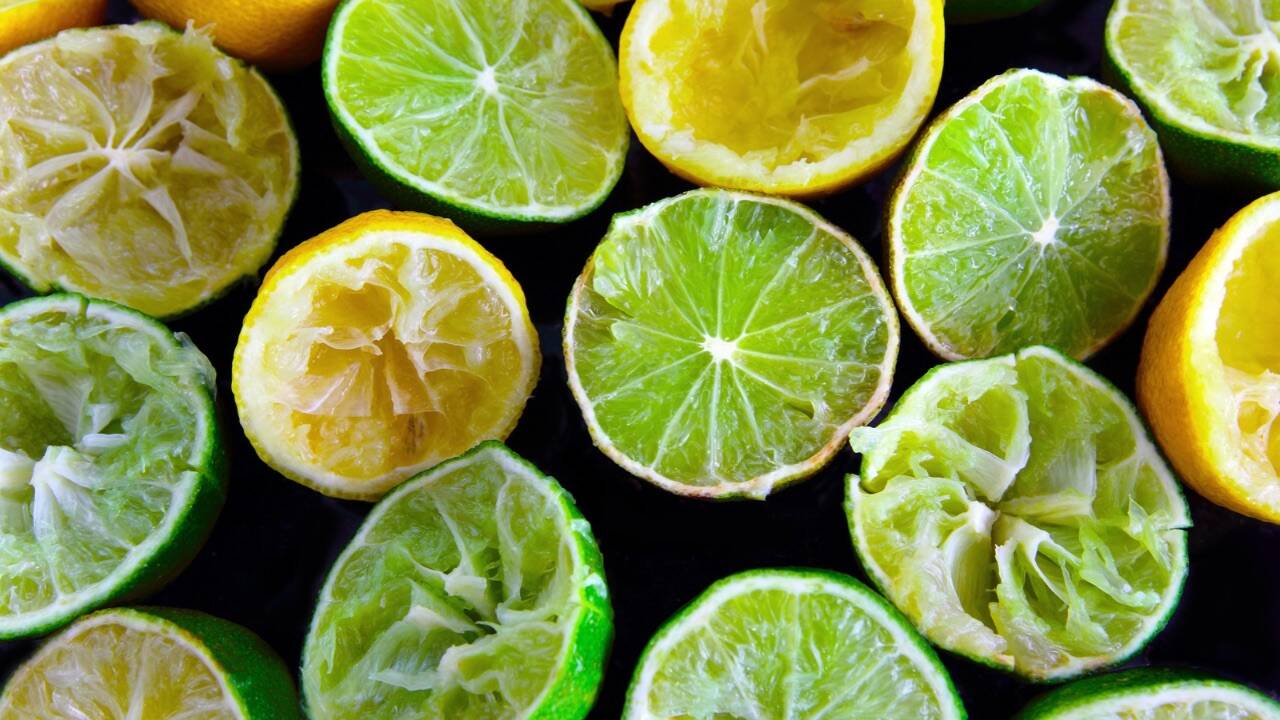 How to make lemon pepper seasoning with discarded lemon rinds