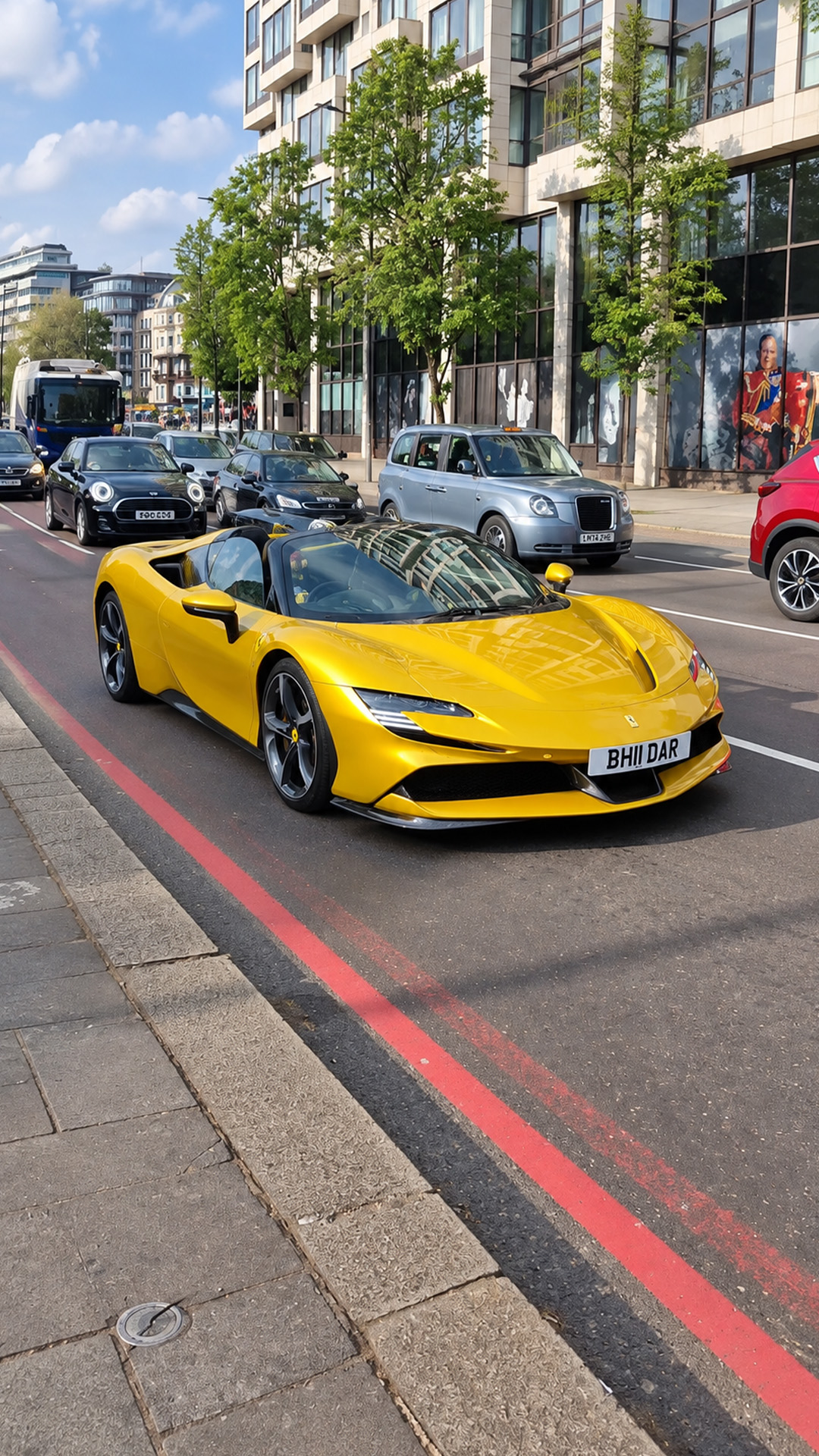 A sunny London drive with the Ferrari Spider