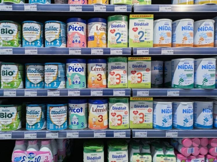 Goût de poisson et mauvaise odeur, ce lait bio pour bébés vendu chez ...