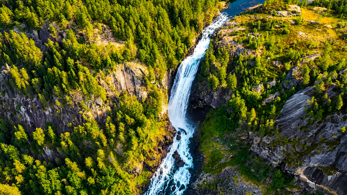 Cascada de agua blanca entre enormes acantilados en un bosque de ...