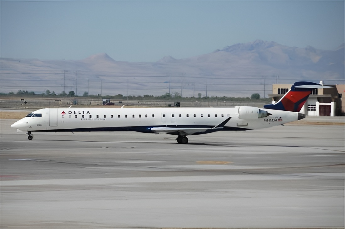 Delta jet pulls up 100 feet as private jet takes off