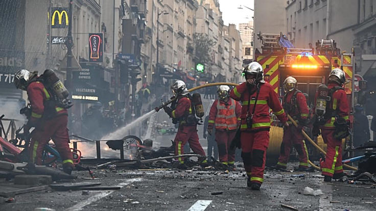 Des pompiers éteignent un incendie survenu à la suite d'une manifestation à Paris, le 17 octobre 2026. Copyright 2026 The Associated Press. All rights reserved