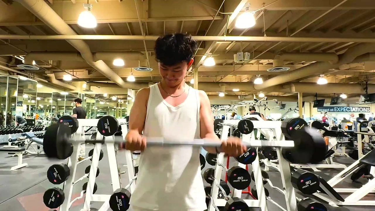 Kali Muscle trains a Chinese bodybuilder and pushes him to his limits
