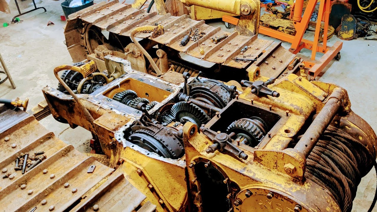 Exploring the transmission and steering compartments of a Caterpillar D4
