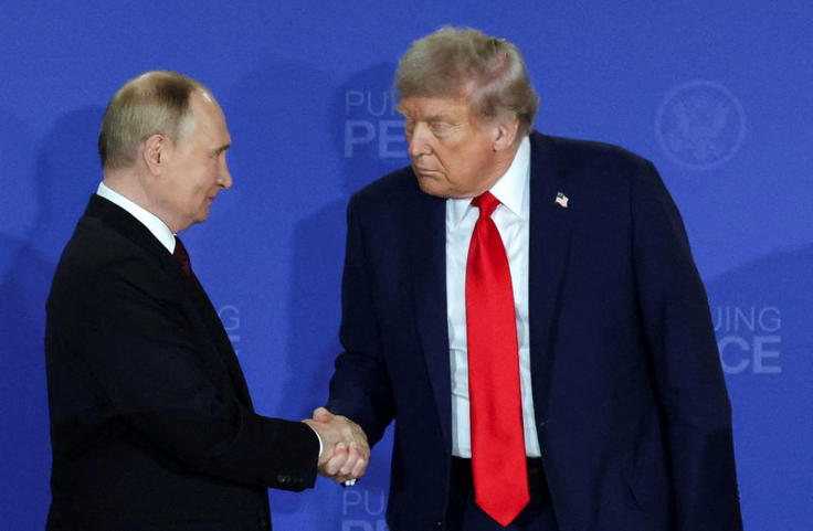Il presidente degli Stati Uniti Donald Trump e il presidente russo Vladimir Putin si stringono la mano durante una conferenza stampa al termine di un incontro per negoziare la fine della guerra in Ucraina, presso la Joint Base Elmendorf-Richardson ad Anchorage, in Alaska, Stati Uniti, il 15 agosto 2025. REUTERS/Jeenah Moon