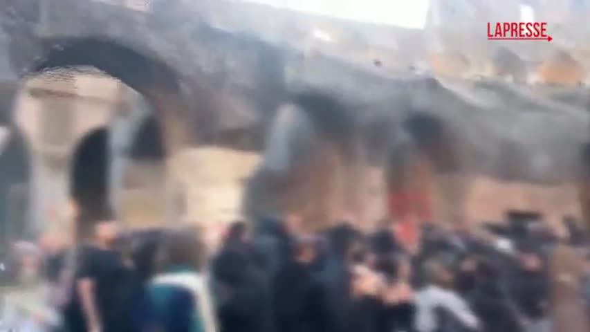 The moment protesters force the entrance of the Colosseum, tensions ...