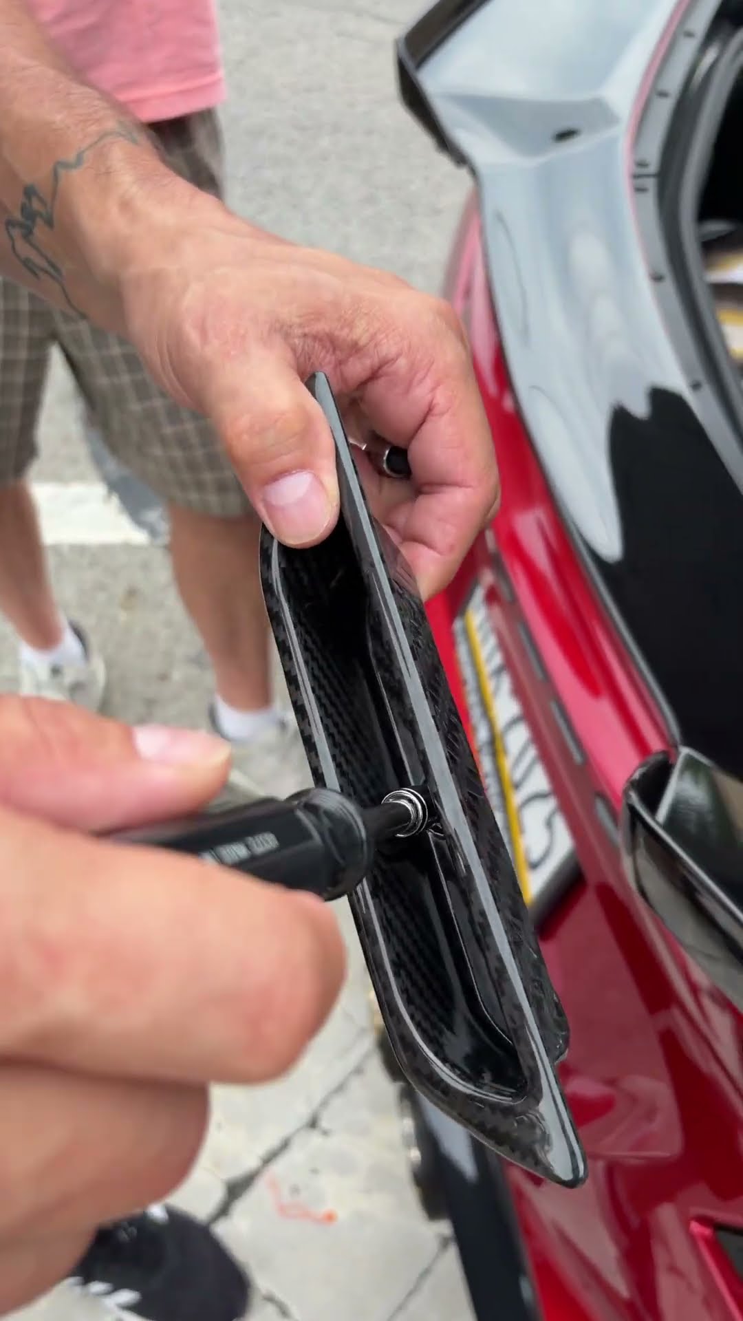 @c8rallydriver kills the details on this Z06! Carbon fiber pull handle 🔥