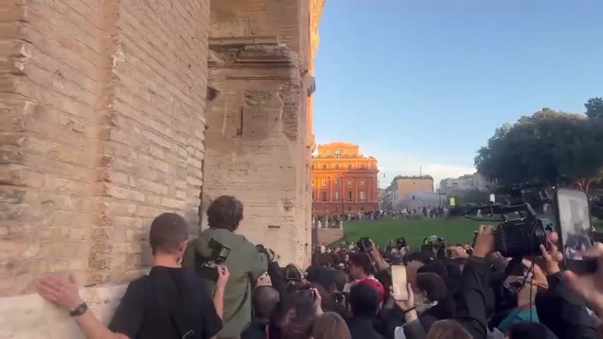 Protest in Rome, demonstrators enter the Colosseum: moments of tension