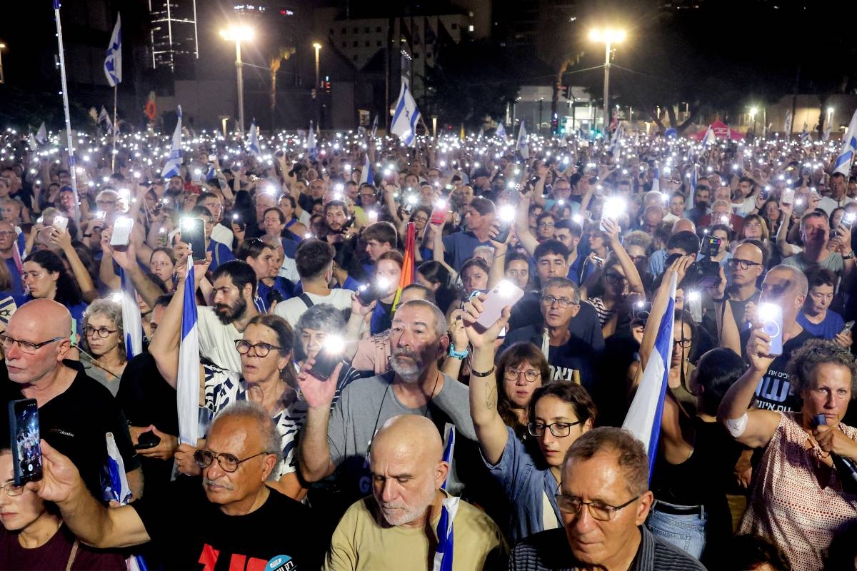Thousands rally in Tel Aviv against Netanyahu ahead of vote