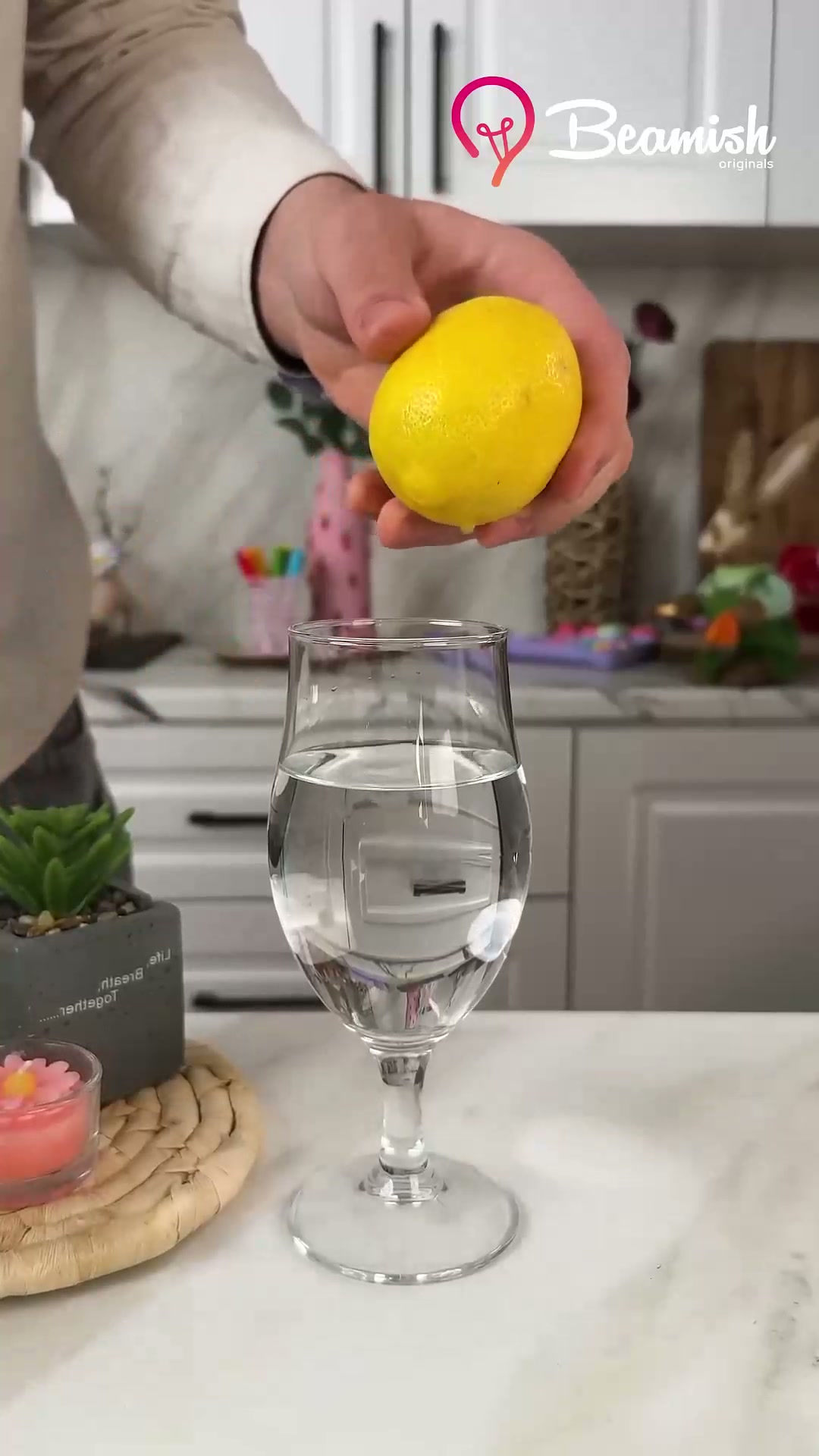 Smart way to squeeze more juice from a lemon #easy #lemon #squeezing