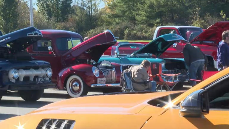 High schoolers host car show to benefit Canfield Police