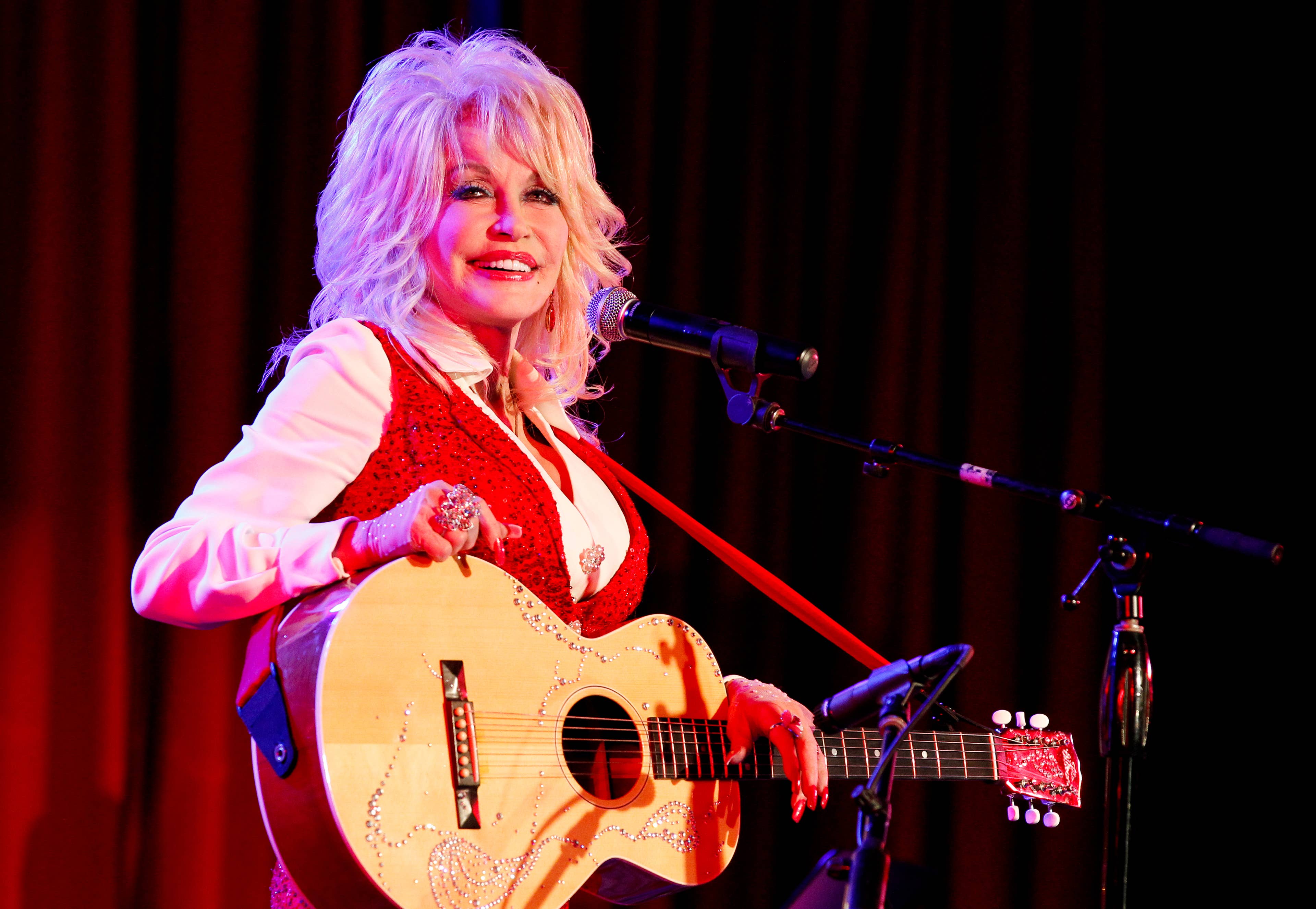Dolly Parton’s mini spatula and rolling pin set brings country whimsy ...