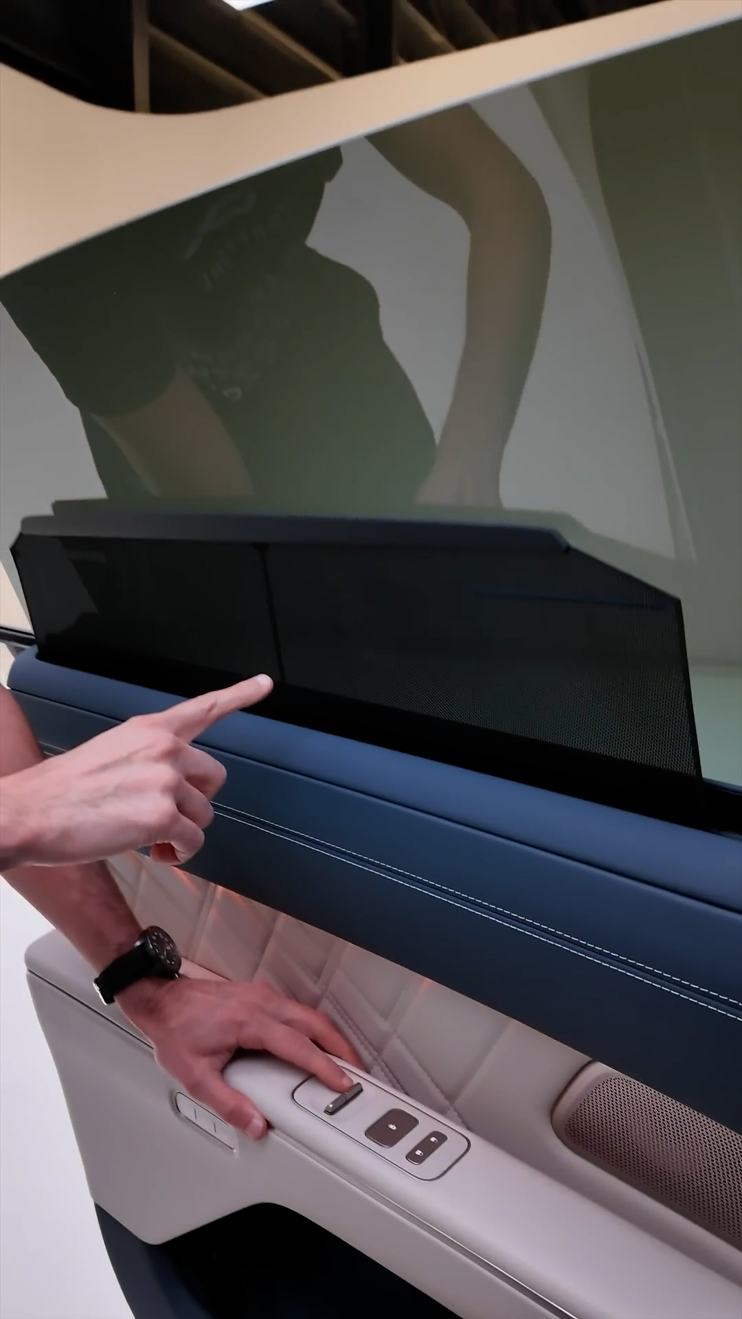 Nio ET9 features a modern rear window sunshade system