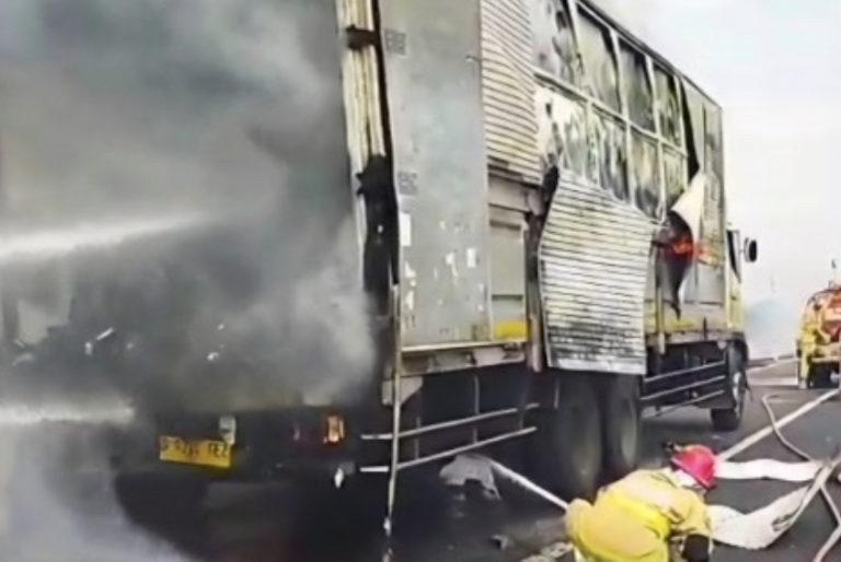 Truk ekspedisi terbakar di Tol Kanci, paket milik konsumen hangus ...