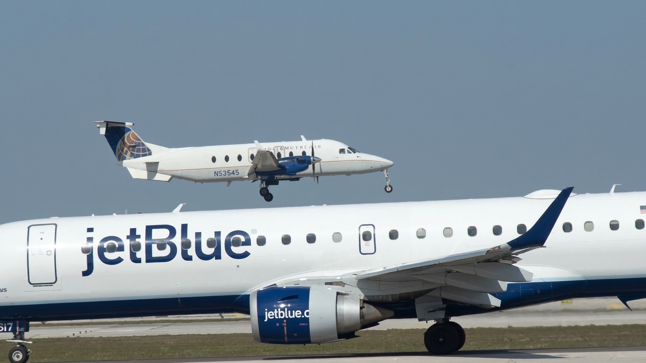United Express Beech 1900D lands at Fort Lauderdale