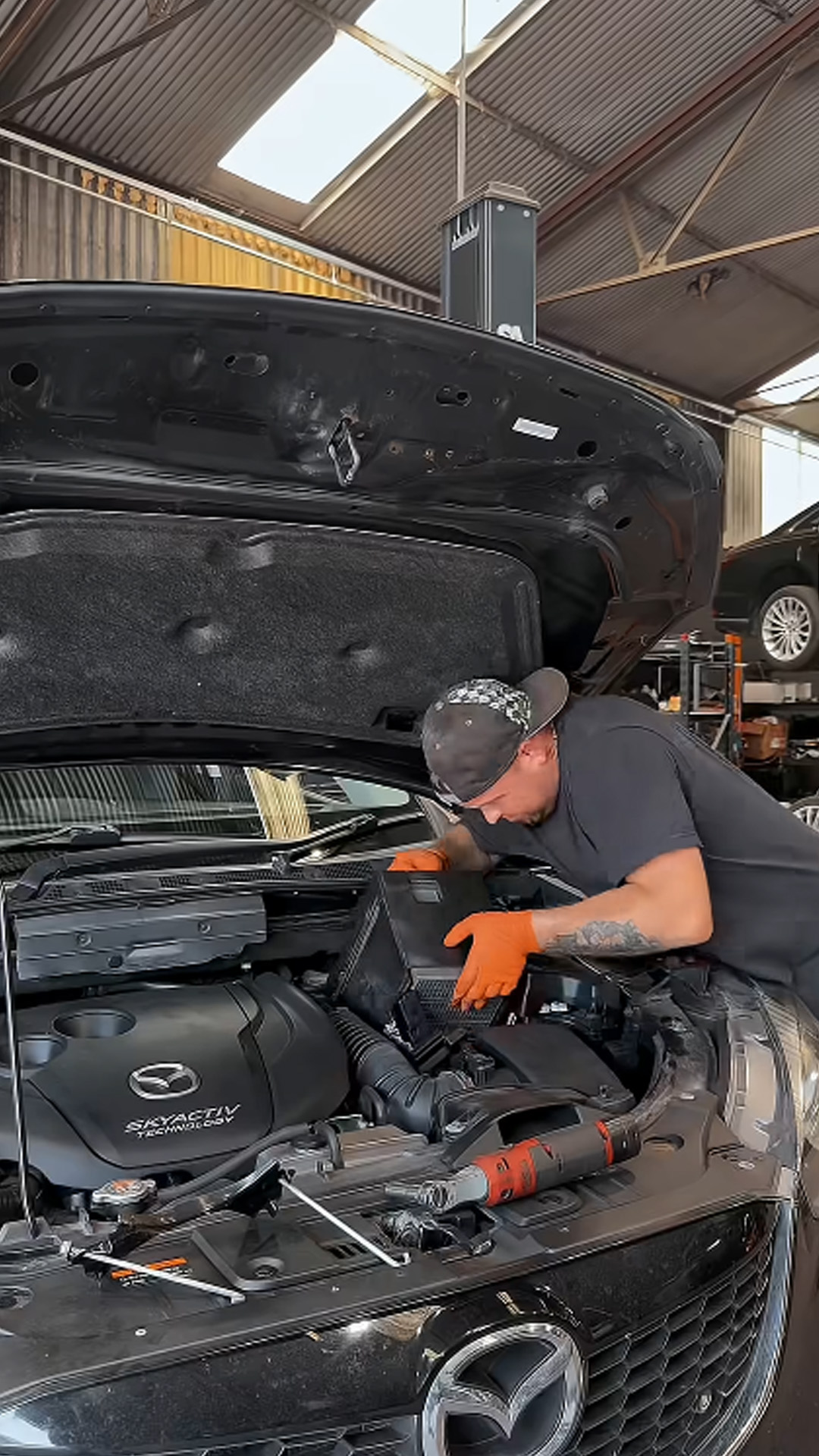 Replacing a heavily contaminated Mazda CX-5 fuel filter