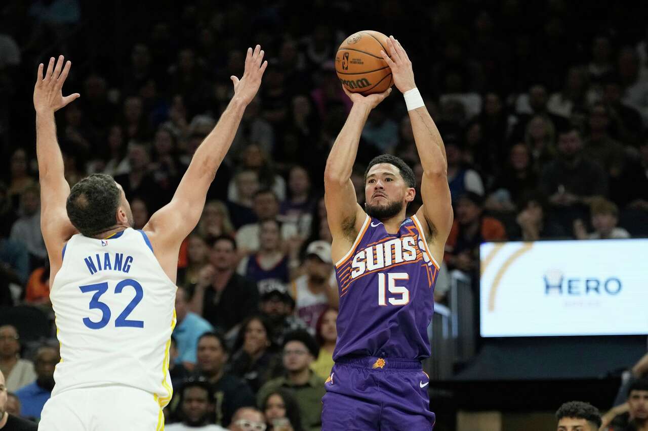 Undermanned Warriors put up fight but can't get past Devin Booker, Suns in Phoenix