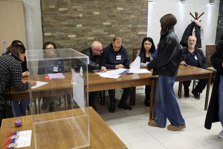 Funcionarios electorales se preparan para la votación durante las elecciones parlamentarias en Belgrado, Serbia, el 25 de octubre de 2026. REUTERS/Djordje Kojadinovic