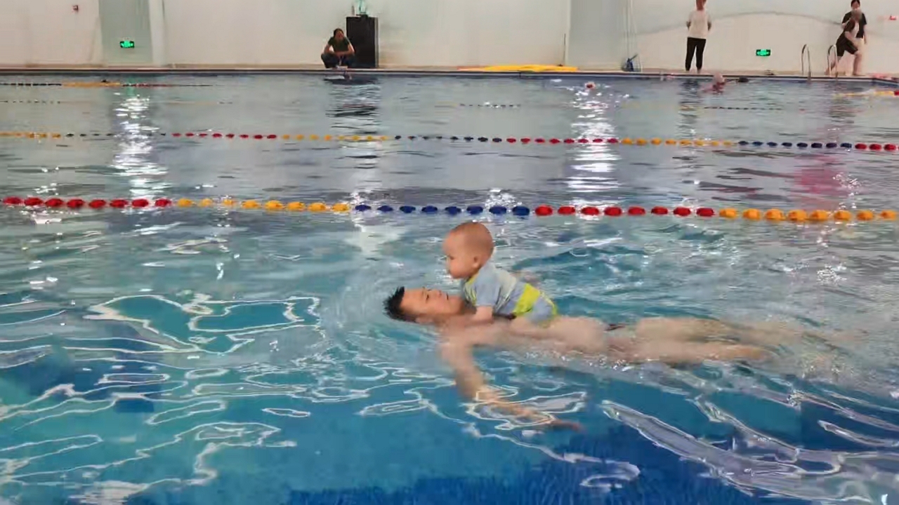Toddler removes swim ring during pool play in Shaanxi