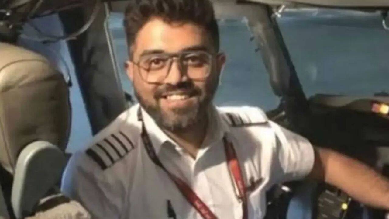 Turban honours brave pilot: Udaipur artisans craft '174 bravery turban ...
