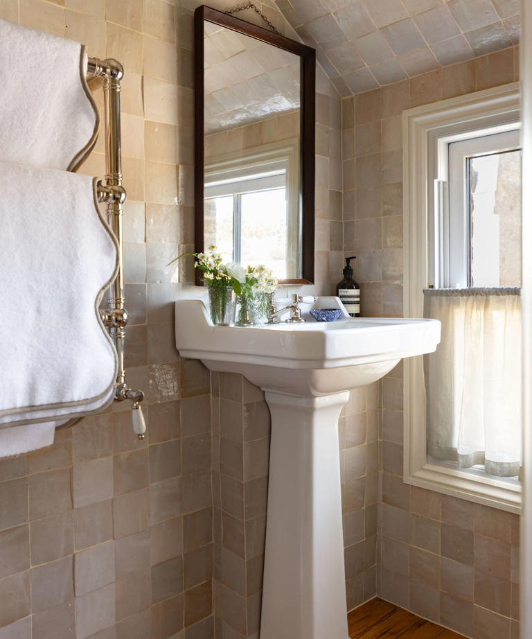 5 things to wash in October for a fresh and inviting guest bedroom space