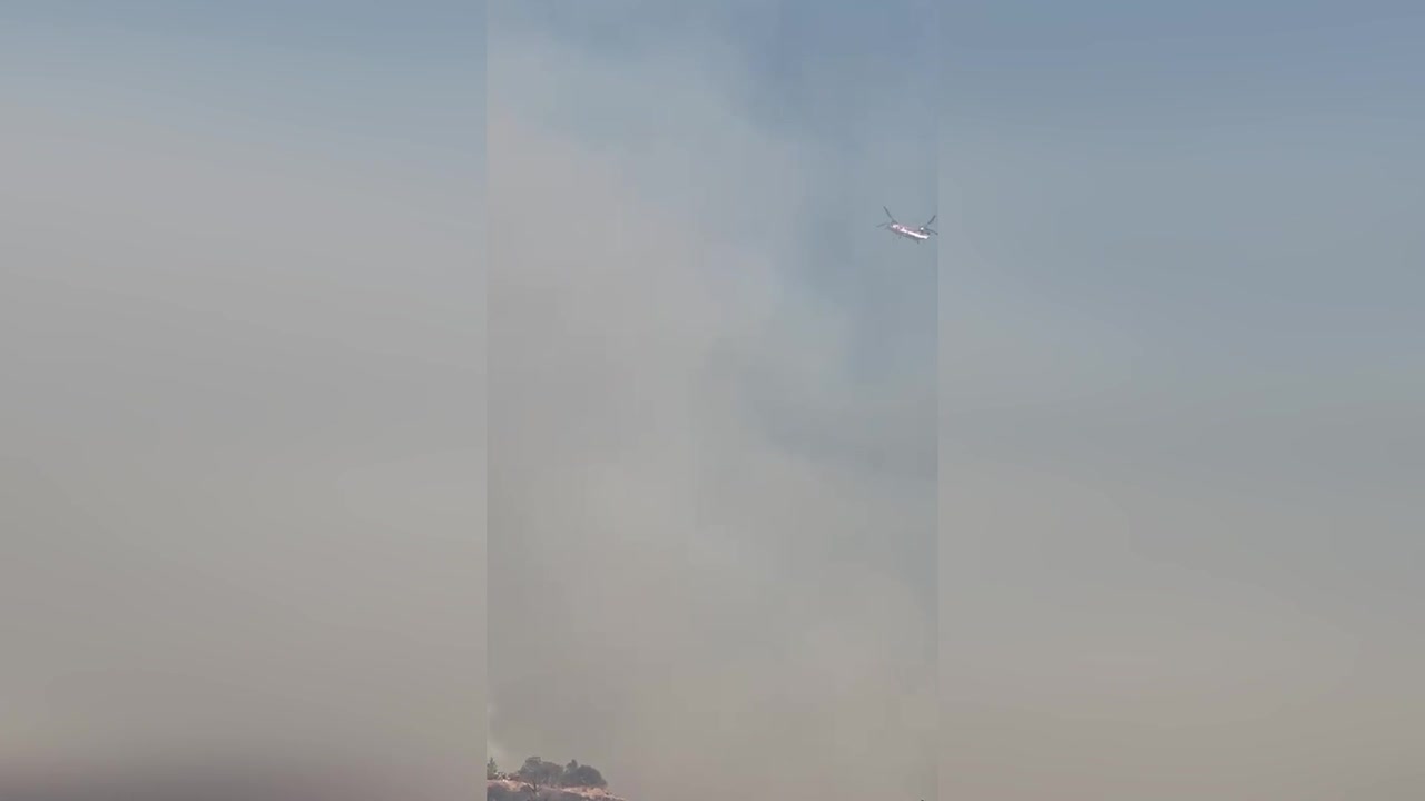 Helicopter drops water on wildfires raging on hillside in Mendocino ...