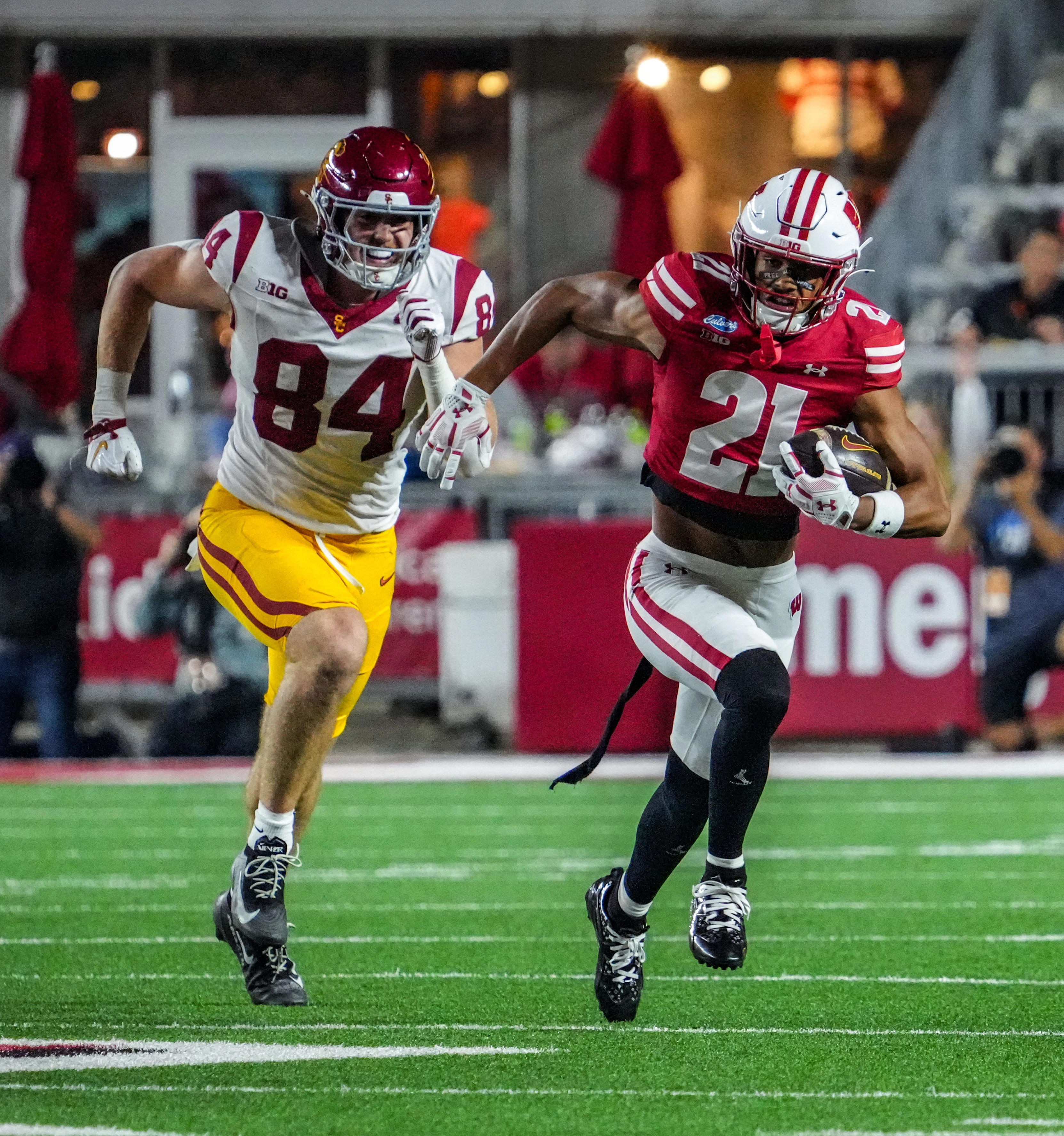Wisconsin football topples USC, fans storm field | Updates, highlights