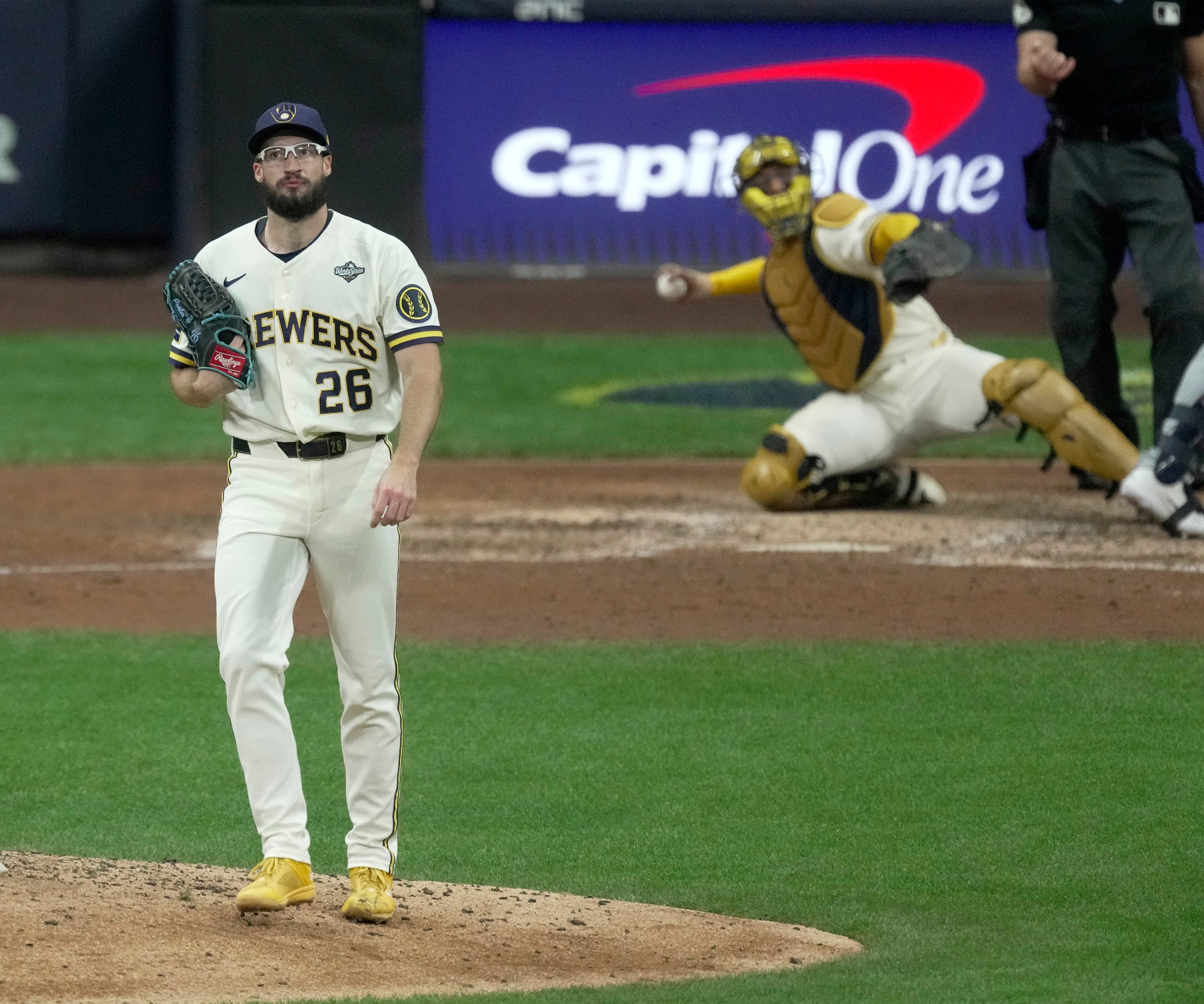 See the Aaron Ashby lookalike in the stands during Brewers-Rays game 4