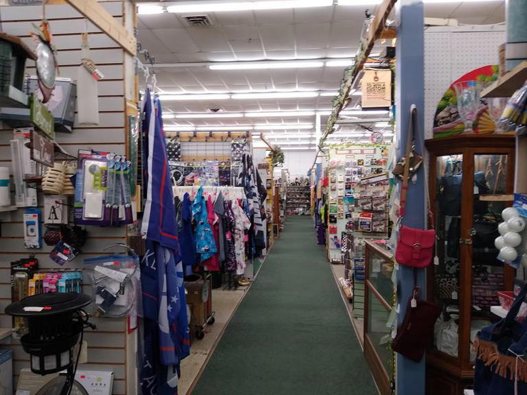 This Missouri shopping spot has more than 400 booths of antiques and ...