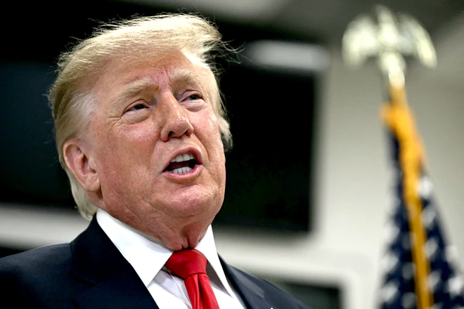 Tin tức thế giới 25-10: Ông Trump đi bỏ phiếu sớm; Ông Obama chỉ trích ông Trump nặng nề