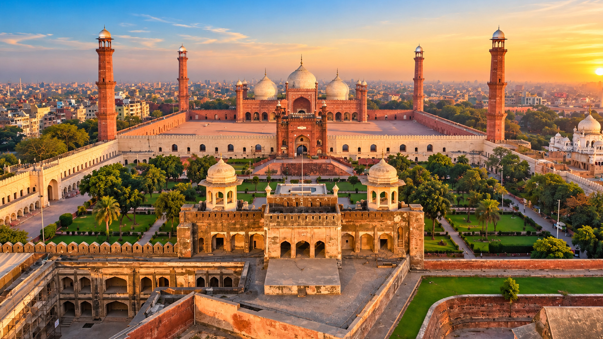 Historische rote Moschee vor der Skyline von Lahore