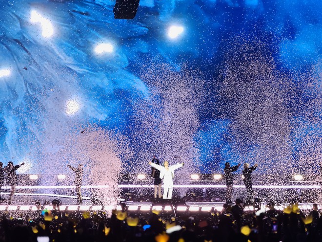 Concert BIGBANG Hà Nội: G-DRAGON đập guitar, TAEYANG hô 'Việt Nam vô địch'
