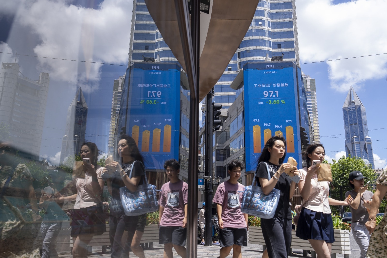 中国株の時価総額、5月の高値から3兆5000億ドル減少 企業の利益の落ち込みが重荷に