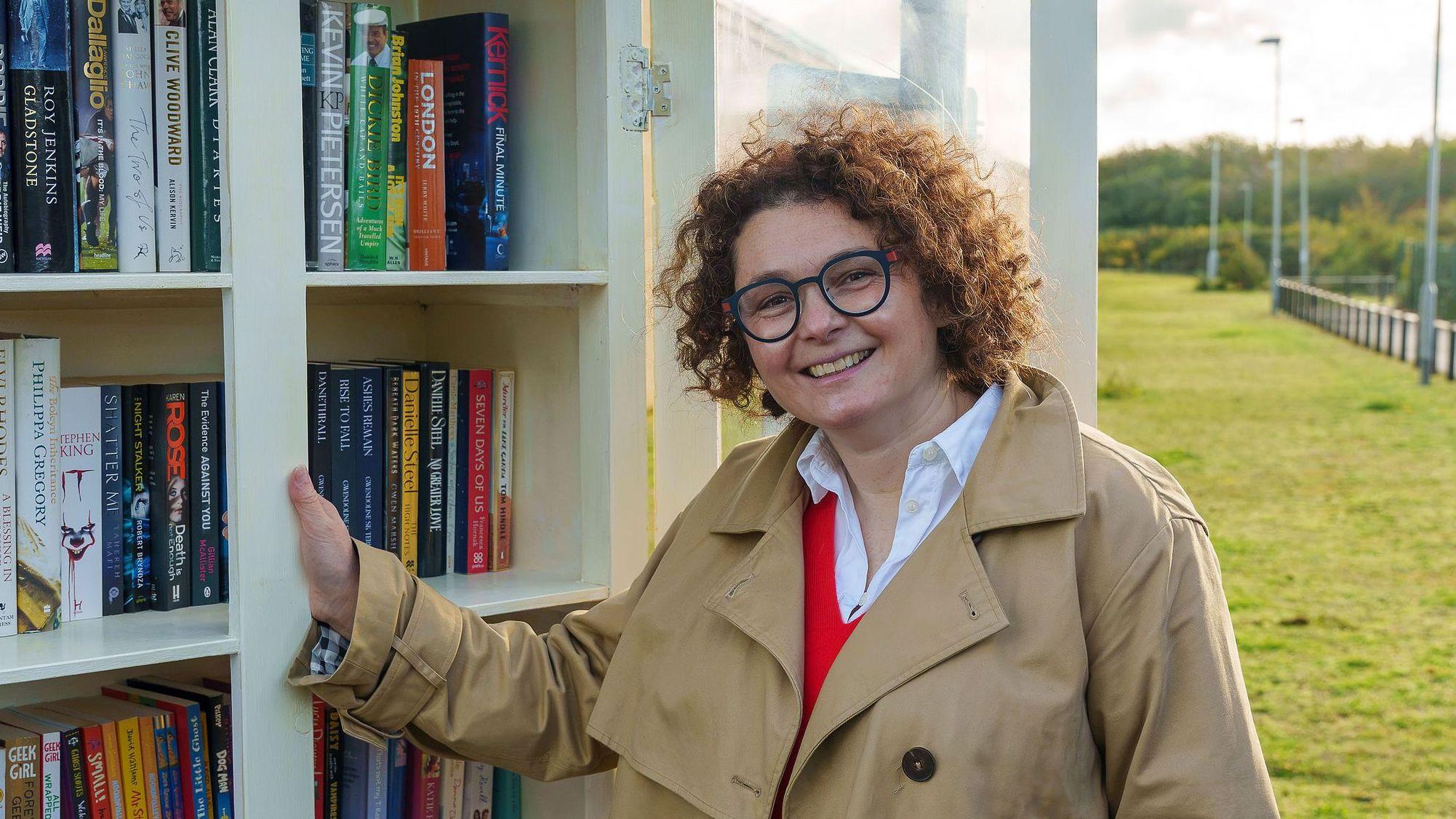 Prisoners make little library book boxes for city
