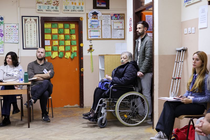 Una votante en silla de ruedas llega a un colegio electoral para emitir su voto durante las elecciones parlamentarias en Novi Sad, Serbia, el 25 de octubre de 2026. REUTERS/Uros Arsic
