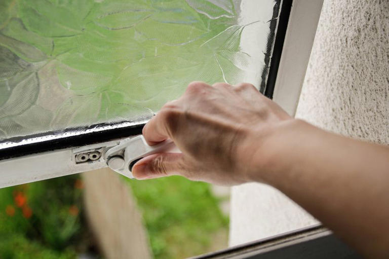 How to stop bedroom condensation on windows with a simple 5-minute ...