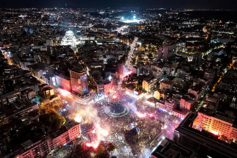 Simpatizantes de la lista electoral "Lista Estudiantil - ¡Los Estudiantes Ganan!" asisten a un mitin final de campaña en la plaza Slavija de Belgrado, Serbia, el 22 de octubre de 2026. REUTERS/Marko Djurica