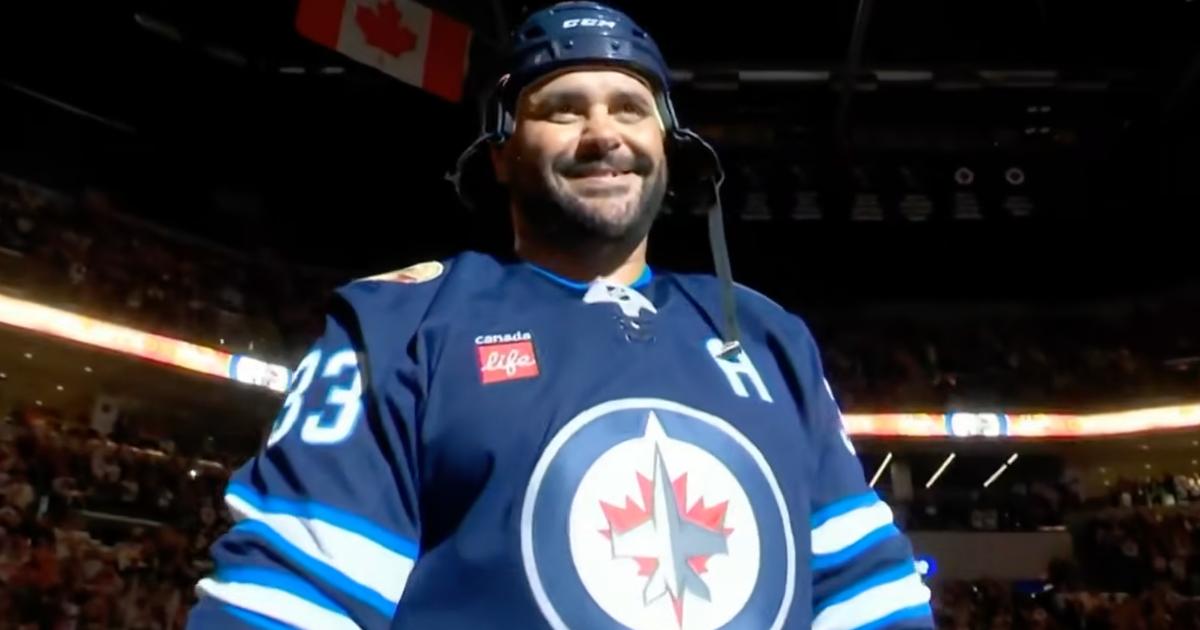 Dustin Byfuglien reçoit une ovation monstre à Winnipeg et la scène est ...