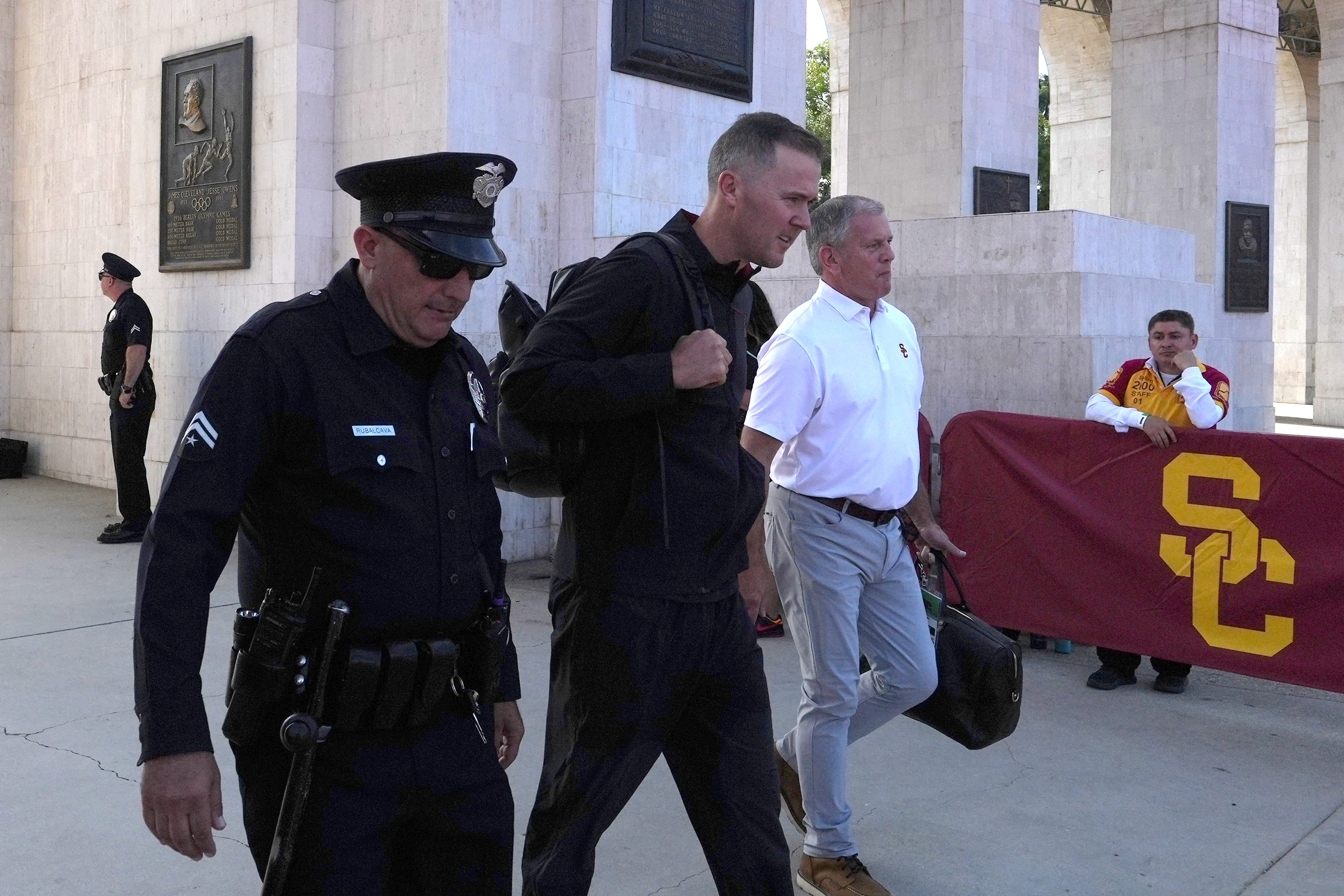 Social media rips Lincoln Riley following USC’s loss to Wisconsin
