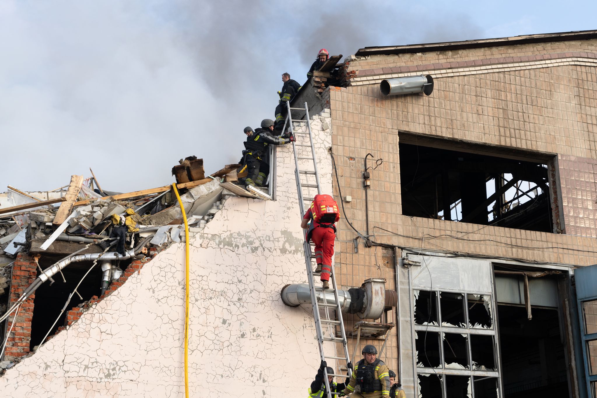Several killed as Ukraine and Russia continue to trade strikes